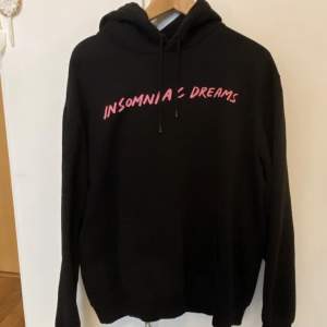 Säljer denna coola hoodien med rosa tryck från Hm eftersom den inte kommer till användning.