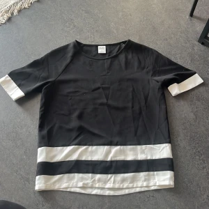 Blus XS - Topp/T-shirt i blus liknande material Svart/vit  VeroModa  Storlek: 34/XS  Använd men fint skick! 