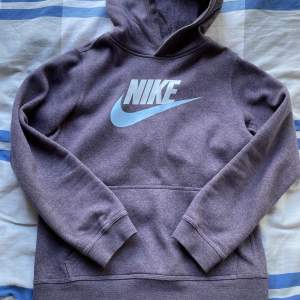 Säljer nu min Nike hoodie då den blivit för liten! Mycket bra skick, lila/mörkblå i färgen med ljusblå swoosh! Köpt för 499kr. De är för för barn, sitter ungefär som en S!Kolla gårna resten av min profil! Håller på och garderobränsa. 