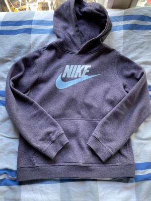 Nike Hoodie! - Säljer nu min Nike hoodie då den blivit för liten! Mycket bra skick, lila/mörkblå i färgen med ljusblå swoosh! Köpt för 499kr. De är för för barn, sitter ungefär som en S!Kolla gårna resten av min profil! Håller på och garderobränsa. 