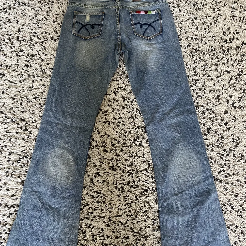 Supersnygga blåa jeans som aldrig kommit till användning då de är för små för mig:( Måtten Innerbenslängd 83cm Ytterbenslängd 105 cm Midja 36 cm. Jeans & Byxor.