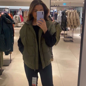 Väst från Zara  - Väst från Zara i storlek M. Köpt för 1 år sedan. Använd 2 gånger 