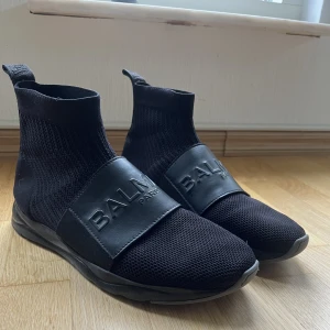 Balmain strump sneaker - Köpte dessa i USA, har tyvärr inte låda och kvitto kvar. Nypris: 5000 - 7000 kr Cond: 7/10 Storlek: 44 U men är lite större i storleken. Jag som har 45 passar i dem. 