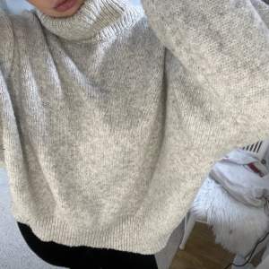 Världens mysigaste ljusgrå stickade tröja från zara, storlek L💕💕 säljes då den inte kommer till användning längre