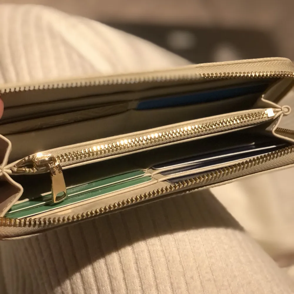 Superfin beige plånbok i mörker L’ETERNITE, vet inte vart jag köpt den faktiskt. Den har lite defekter på baksidan som jag kan skicka bild på☺️. Accessoarer.