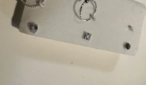 Näspiercing i Äkta silver - Kvar har jag tre st olika form i   Äkta Sterling Silver 925 ! Helt nya ! 1 st för 99kr plus 15kr frakt köper ( skickas som ett vanligt brev) man alla 3 så blir det 240kr plus frakt spårbart! 