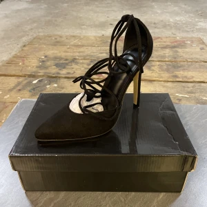 Högklackade skor  - Högklackat oanvända helt nya  Ordinarie 600 nypris 500  Vid snabbköp kan pris diskuteras 