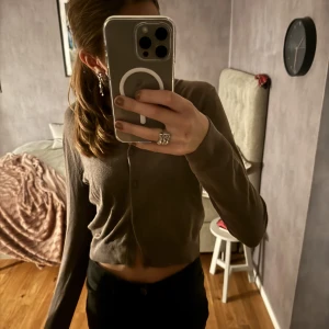 Brun kofta 🤎 - En brun fin kofta från H&M använd några gånger🤎 den är dock lite nopprig på armarna men inget man tänker på 💗