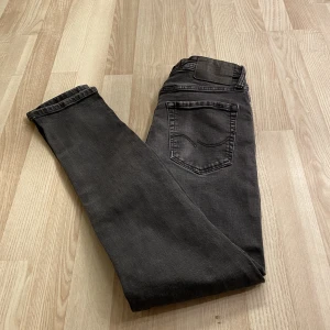 Jack and Jones Jeans - Snygga Jack and Jones jeans. Jätte bra skick utan defekter! Storleken är 28/32! Hör av er vid frågor!!!