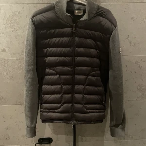 Moncler cardigan  - Hej, säljer nu min fina Moncler cardigan. Fick i födelsedags present för något år senaste så kvitto finns inte kvar därför priset. Inga andra defekter eller liknande. Lägger ut igen pgr av oseriös kund💕