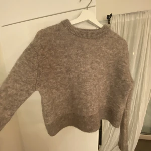 H&m kofta - Super skön och trevlig kofta man kan använda speciellt vid kallare tider! Bra skick!