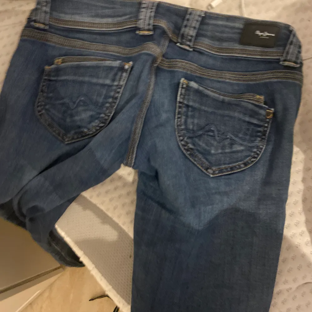 säljer dessa jättesöta jeans för att de passar inte som jag vill midjemåttet är 76 med stretch och jeansen passar mig perfekt i längden som är 167 skriv om du har mer frågor använd gärna köp nu❤️. Jeans & Byxor.
