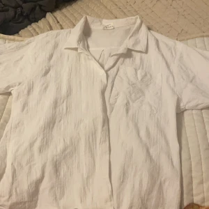 Vitt skjorta  - En vitt sjokets som är köpt second hand💓