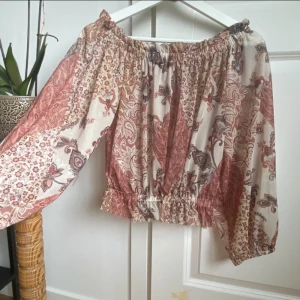 Söt blus - Säljer denna söta blus då jag inte fått nån användning för den, köpt på gina! Pris kan diskuteras ❤️