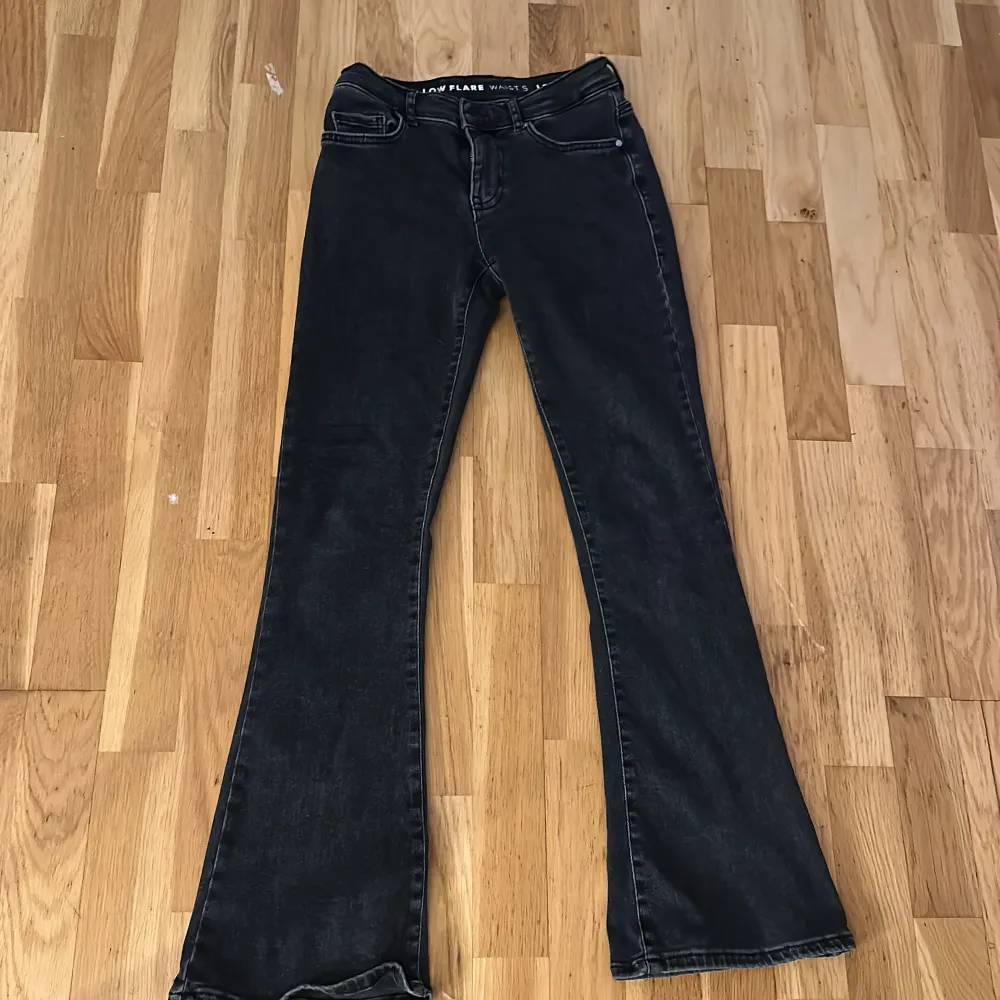 Jag säljer dem här bikbok jeansen, low waists, s. i längd 31, säljer dem för dem var lite för korta på mig, är 166. Köpte dem här på Plick. Sista bilden är lånad 💕. Jeans & Byxor.