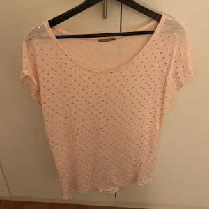 T-shirt - En tröja med silvriga prickar. Knappt använd 
