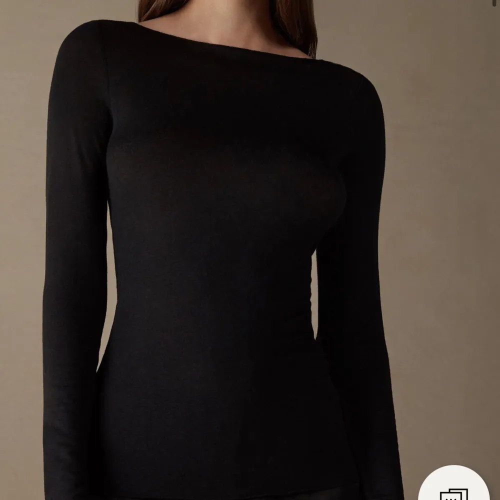 INTRESSEKOLL! På min trendiga intimissimi tröja i storlek M. På hemsidan kostar den 449kr och heter ”boat neck ultralight tröja i modalkashmir”. Den är i bra kvalitet . Skjortor.