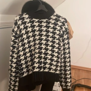 Stickad tröja  - Superfin stickad tröja ifrån zara i ett svart vitt mönster💓