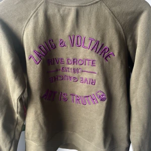 Zadig Voltaire  tröja - Säljer min tjock tröja från Zadig  som har blivit  för liten❤️inga defekter som jag kan hitta och nästan aldrig använt! Dock e det e super lite fläck på kanten längst ner på tröjan men går säkert bort i tvätten🥰💗