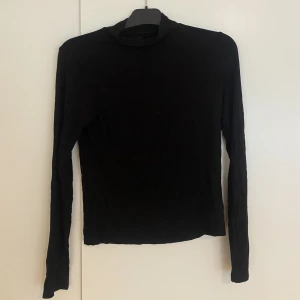 Svart polotröja  - En svart polotröja i svalt och runt material perfekt nu som basplagg till hösten🧡💛