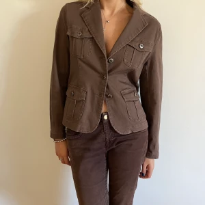 Overshirt - Instagram - @vintagelab.se svarar snabbare där  Ingen Sizetag sitter som M modellen bär vanligvis xs/s