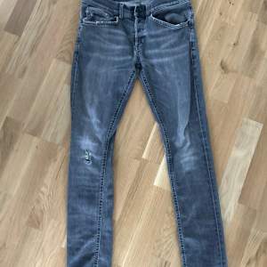 Hjälper en kompis att sälja sina as snygga jeans han köpte här på plick för 1000 men de va för små. Han e runt 176cm, sparsamt använda och hålen är designen så ej trasiga.