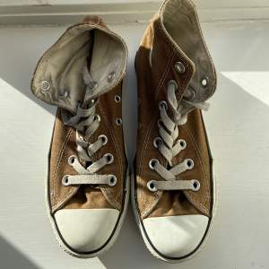 Bruna Converse i storlek 36. Köpta på plick för 400 kr. Lite slitna men med ett par nya skosnören ser de finare ut. 