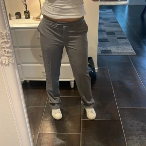 Gråa lågmidjade kostymbyxor, storlek 38, NA-KD   - Normala i storleken och långa i benen, jag är 165cm och dom är långa på mig!  Innerknappen har lossnat men det märks inte! 