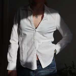 Vit knapp skjorta - Enkel vit knapp skjorta. Perfekt skick! Säljer då jag ej använder längre 💭