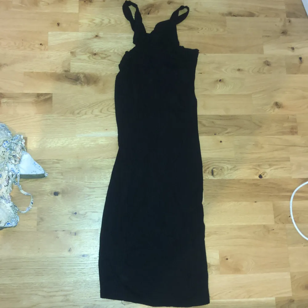 Stretchy Black dress that reaches to half calve for 160cm person . Klänningar.