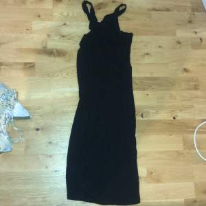 Stretchy Black dress that reaches to half calve for 160cm person 