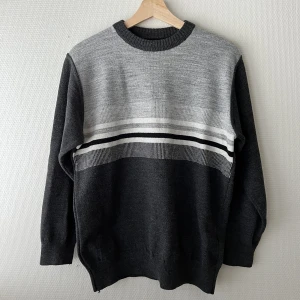 Ylletröja  - Mycket fin ylletröja i skiftande grå nyanser från DMR i storlek M, nyskick.