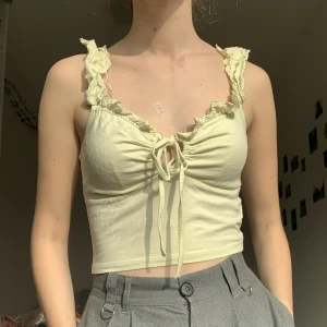 Gul topp - Fin ljusgul topp med knytning i storlek S