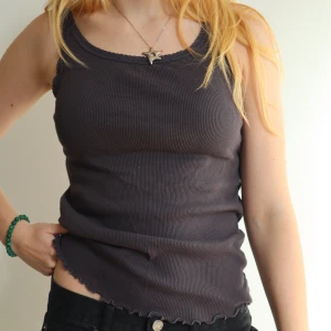 Svart linne med spets detaljer - Svart linne med spets detaljer. Köpt i Danmark, perfekt skick! Säljer för jag använder ej längre 🪐