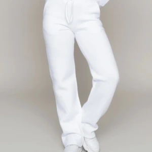 LXA mjukisar - Vita mjukisbyxor från LXA i strl s!! Använt dom fåtal gånger så fint skick! 🤍priset är inklusive spårbar frakt