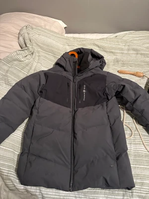 Säljer mina fina salig racing jacka för att jag inte har användning för den längre!  - Den är givetvisst äkta och är i storlek 160 den är i jätte bra skick förut om ett litet hål på sidan och därför säljer jag den billigt det går att sy men inget jag har orkat göra. Nypris är 2800 och den är i storlek 160 barn skriv om ni har mer frågor!😃