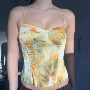 Korsett - Multifärgad korsett, orginellt från Pretty Little Thing. Dragkedja i ryggen. Stretchig 💕