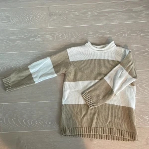 Stickad tröja - Jätteskön varm stickad tröja från HM. Används lite.
