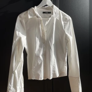 Skjorta - Super fin vit figursydd skjorta ifrån Bik Bok i nyskick. Sitter så smickrande på kroppen och går både att klä ner och klä upp. Köpt för 399, mitt pris 170🤍🌸