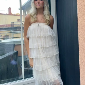 Tyllklänning - Säljer min vita tyllklänning, gammal kollektion från NAKD. älskar denna men kommer sällan roll användning. säljer bara för ett bra pris🫶