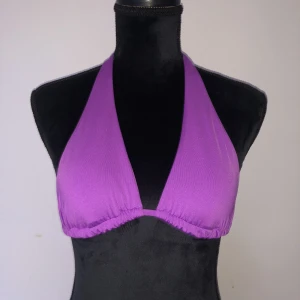 Lila bikini - Bikini som aldrig är använd. Mått(,en kupa): höjd ca 15cm, bredd ca 15cm. Vikt ca 60g.