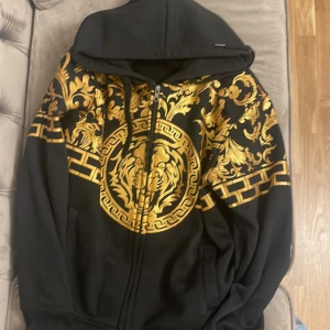 Helt ärligt vet inte  - Hej jag säljer denna för MITT   EX GAV MIG DEN T MIG OCH JAH VILL SÄLJA DEN AKUUTTTT så yeah storlek S, grabbar köp, jag vet inte om den är äkta Elr fake fan vet jag men anywes 