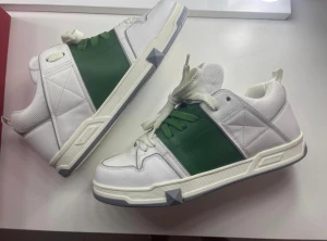 Valentino skor men - Säljer dessa valentinos nu då jag inte vill ha dom längre. Dom är köpta på vestaircollective och bevis finns. Kontakta vid mer frågor!!