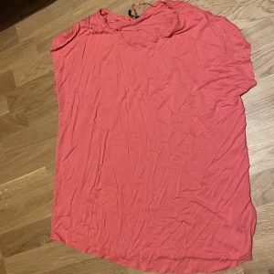 Röd tröja  - T-shirt som inte kommer till användning längre🤍