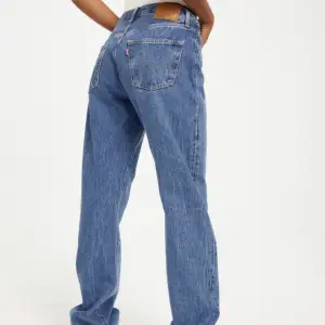 Säljer dessa levis jeans som är i nytt skick och en lite mörkare nyans i storlek w 26 och l 32