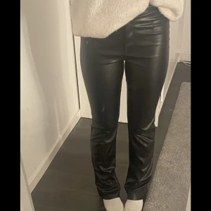 ~bootcut skinnbyxor~ - Säljer dessa svarta bootcut skinnbyxor💘