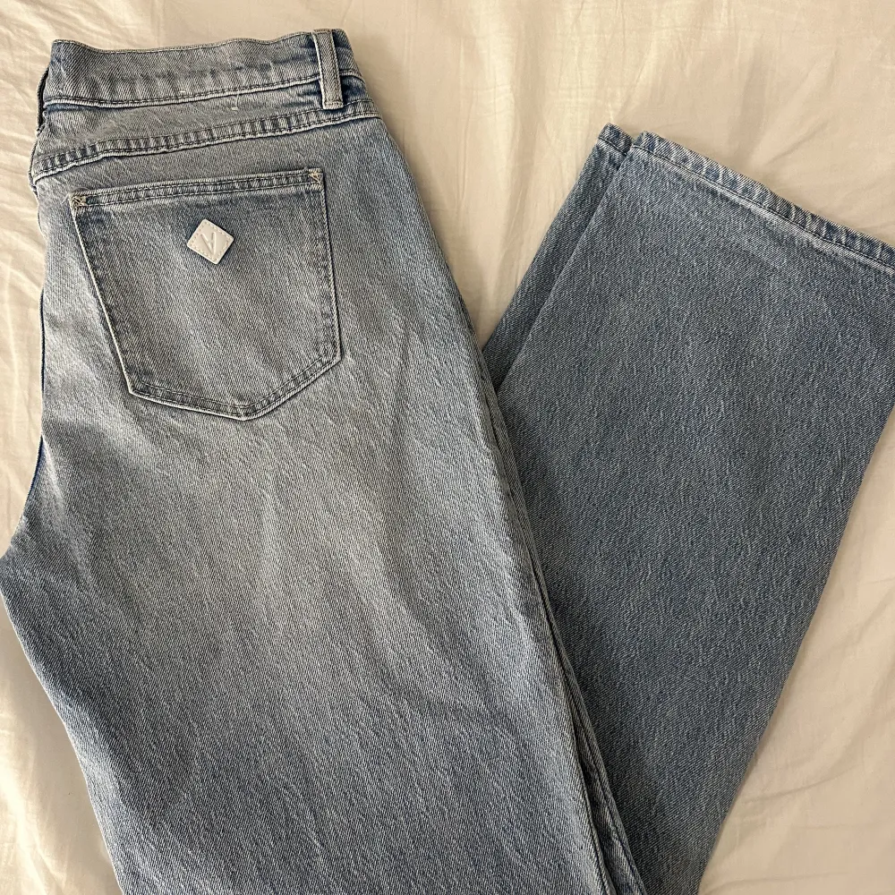 Snygga jeans från abrand i jätte bra skick. Aldrig använda, endast testade.  I straight modell. . Jeans & Byxor.