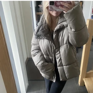 Dunjacka - Superfin grön grå jacka från hm, passar S/M❤️