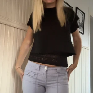 Croppad tröja  - Endast testad tröja från hm! Storlek L men sitter litet så passar mig med S❤️ perfekt om man vill ha en spetstopp under 