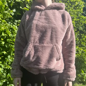 Hoodie - Jättevarm hoodie perfekt för vintern! Använd några fåtal gånger bara! Köpt för 500kr.